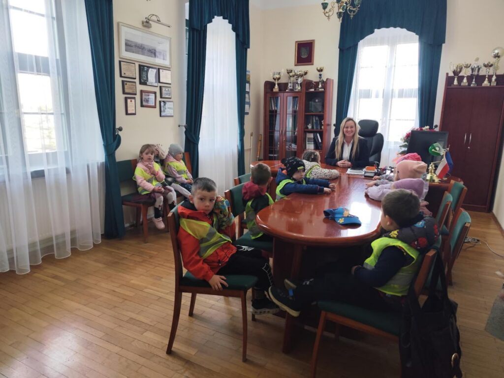 WYCIECZKA PRZEDSZKOLAKÓW DO URZĘDU GMINY W SROKOWIE