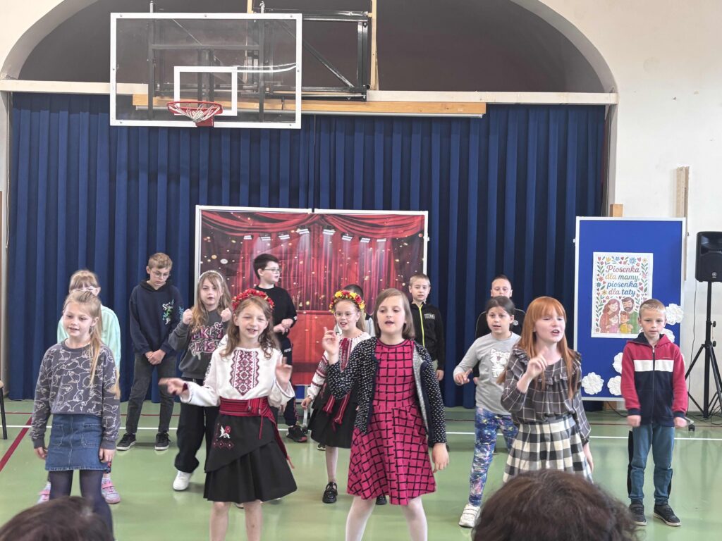 SZKOLNY KONKURS PIOSENKI-PIOSENKA DLA MAMY, PIOSENKA DLA TATY