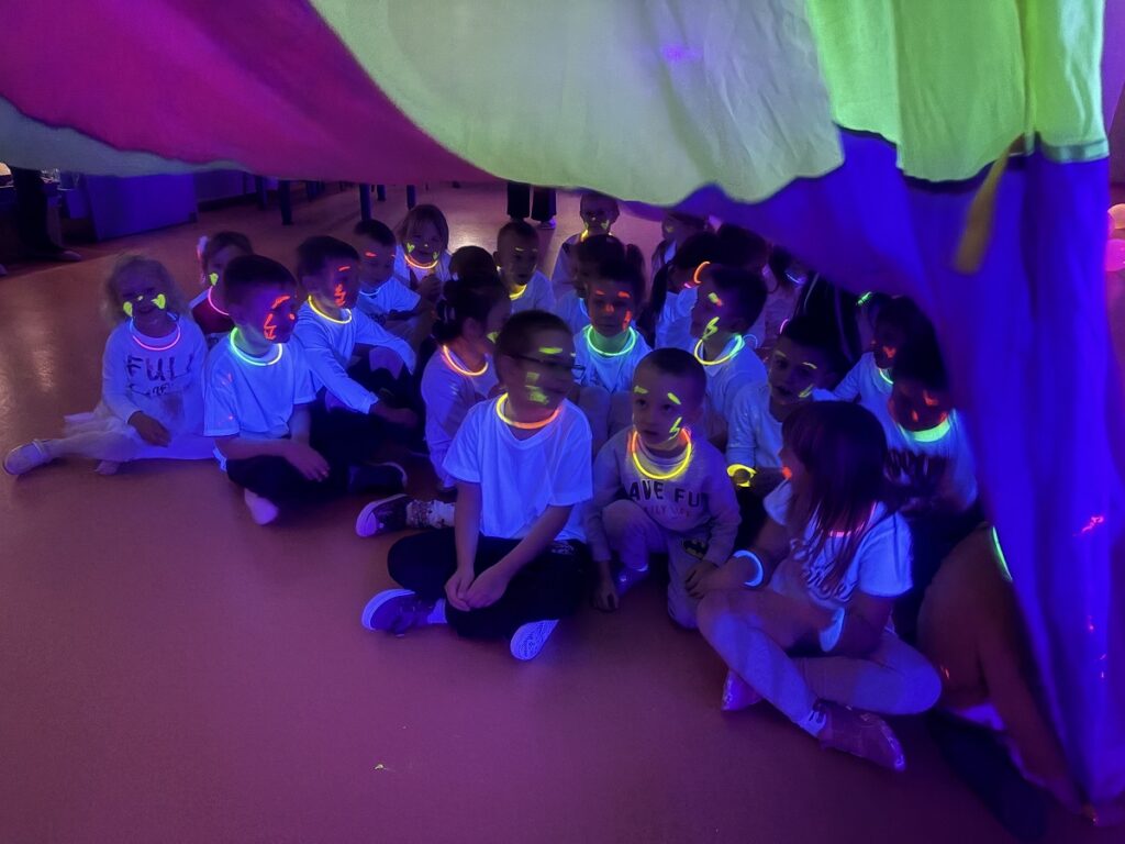 ANDRZEJKI W NASZYM PRZEDSZKOLU W STYLU FLUO PARTY
