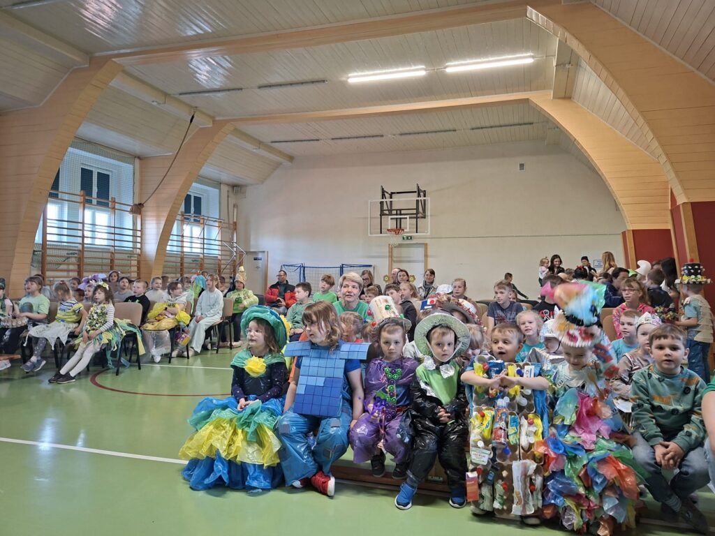 PRZEDSZKOLAKI I MŁODSI UCZNIOWIE OBCHODZĄ DZIEŃ ZIEMI