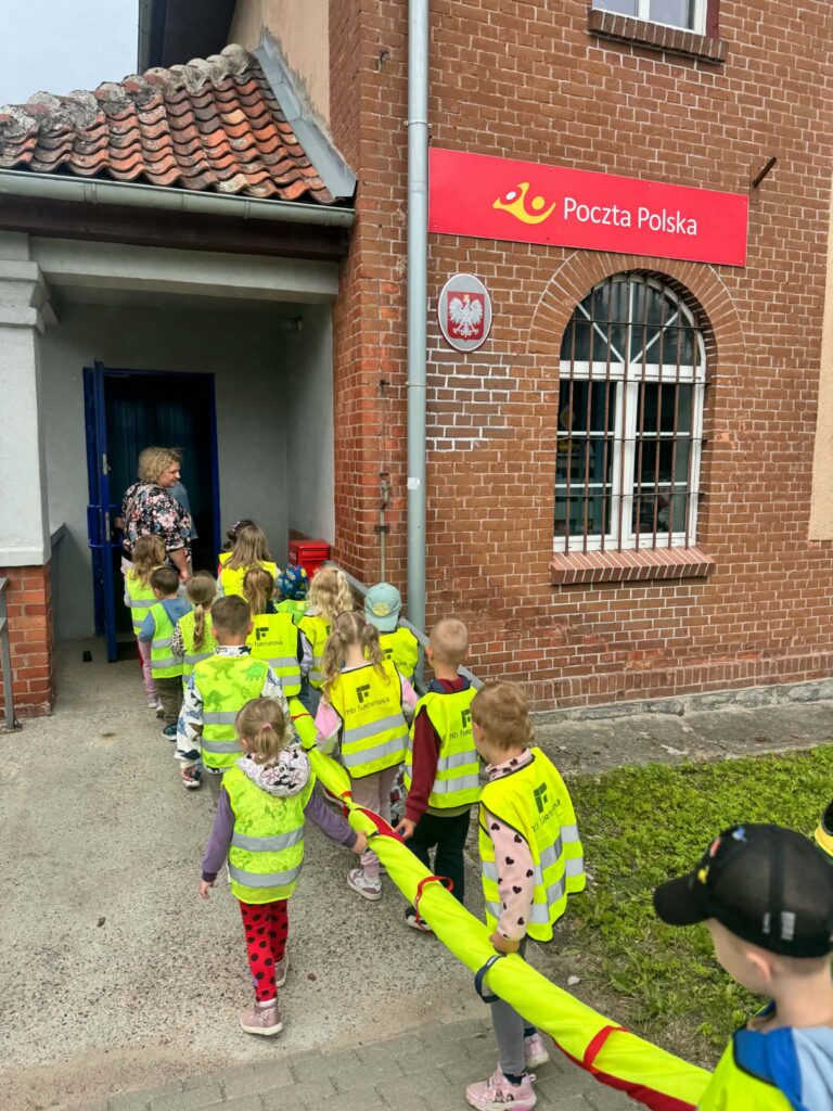 PRZEDSZKOLAKI ZWIEDZAJĄ SROKOWO