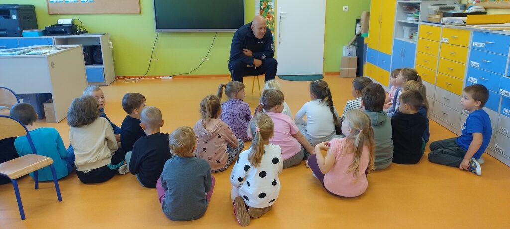 BEZPIECZNA DROGA DO&nbsp;SZKOŁY – SPOTKANIE Z&nbsp;POLICJANTEM