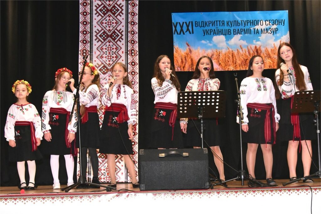 SŁOŃCE NA&nbsp;NIEBIE – ,,SŁONECZKA” NA&nbsp;SCENIE